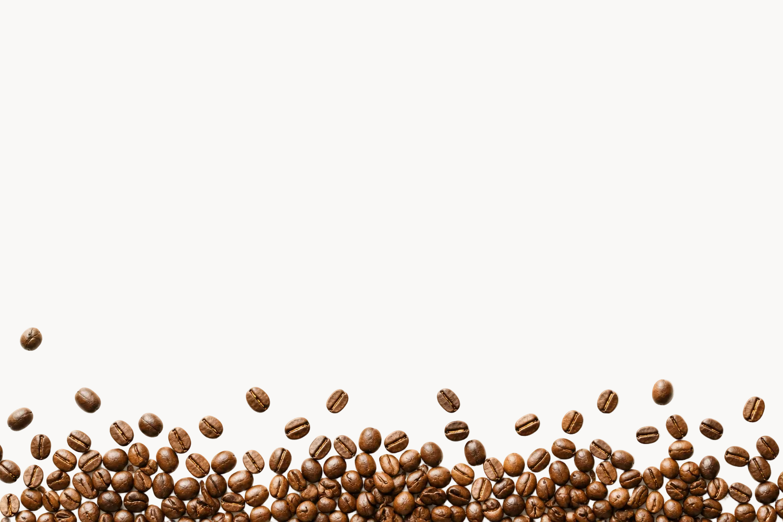 Weißer Hintergrund mit ausgeschütteten Kaffeebohnen