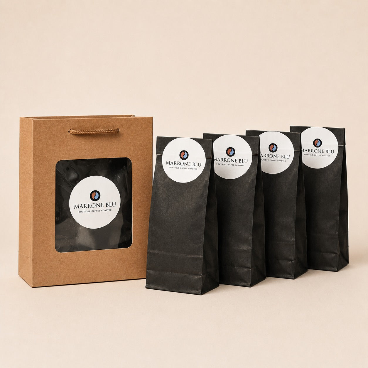 Eine Tüte mit der Aufschrift Marrone Blu und vier kleine 100 Gramm Kaffee Probetüten