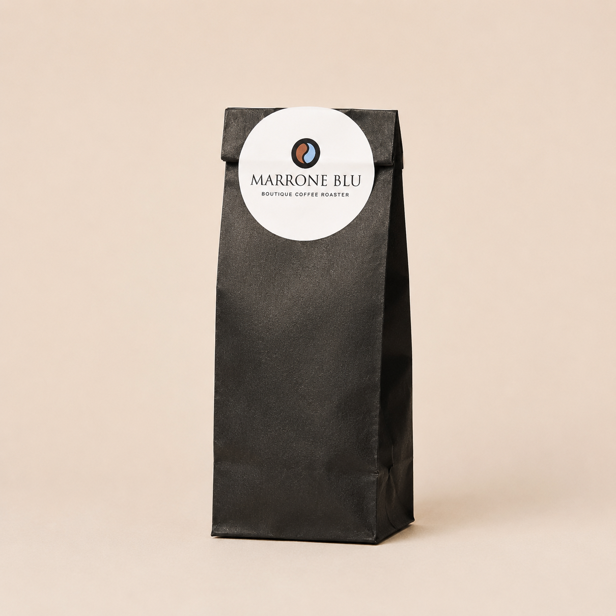 Kleine schwarze 100 Gramm Kaffeetüte mit dem Marrone Blu Logo 